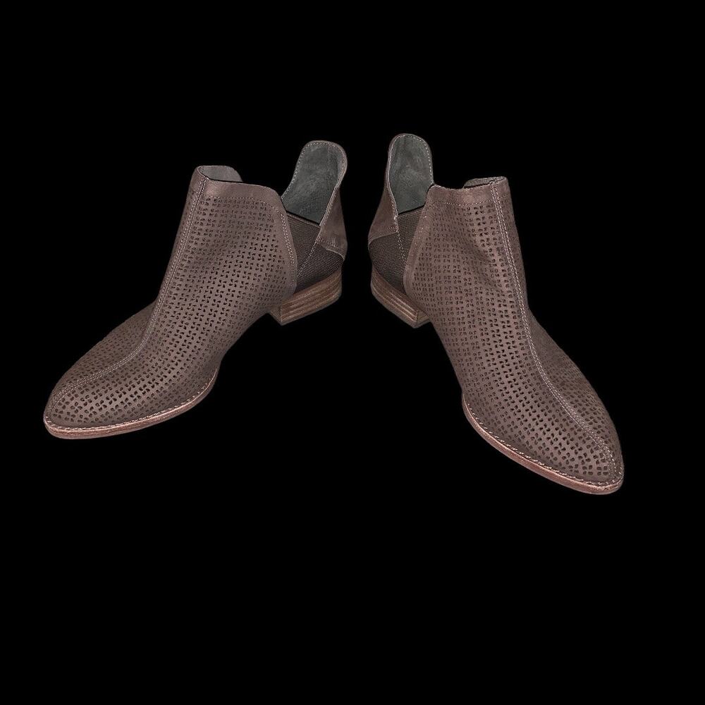 Vince Camuto Suede Pull On Brown Leather Perforated Low Heel Ankle Boots Sz 9M
